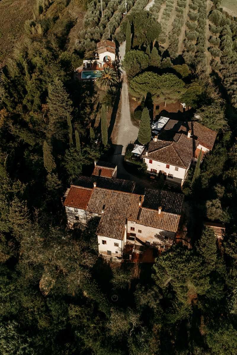 Aufnahme von oben von einer toskanischen Villa, nämlich der Location La-Torre-Rasa, als Luftaufnahme.