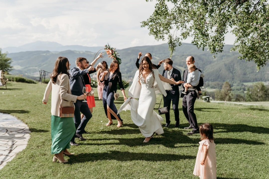 Fernblick Hochzeit Gruppenfotos - Gäste tanzen gemeinsam mit Brautpaar