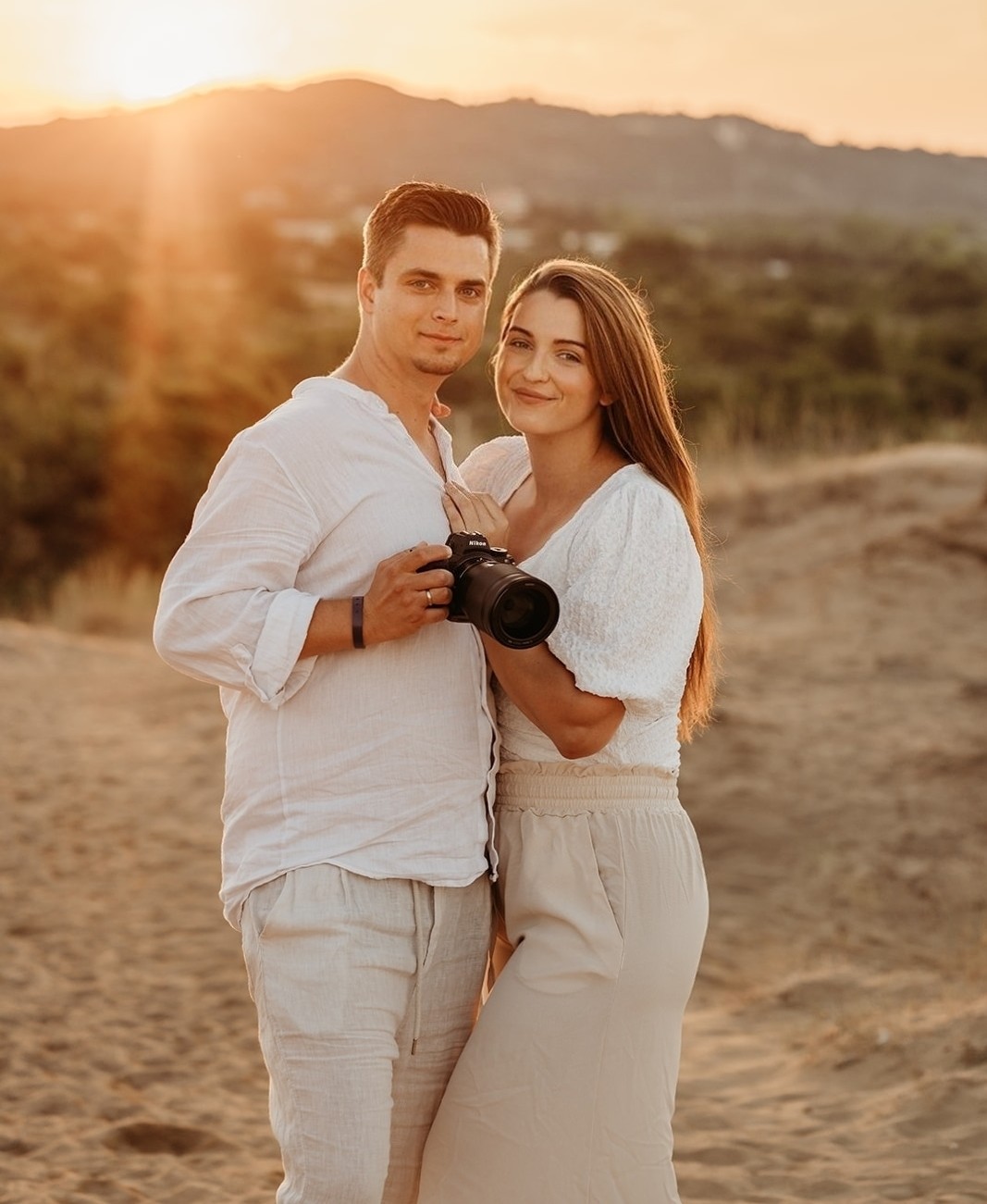 Patrick und Mariella machen nicht nur hinter der Kamera ein gutes Bild. Hier mit Kamera und sie lachen dem Betrachter freundlich entgegen.