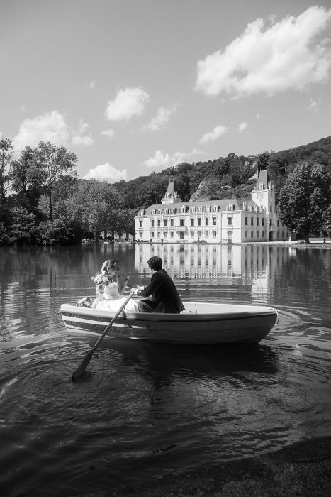Brautpaar in einem Boot am See vor Schloss Hernstein. Es wirkt alles sehr romatisch.