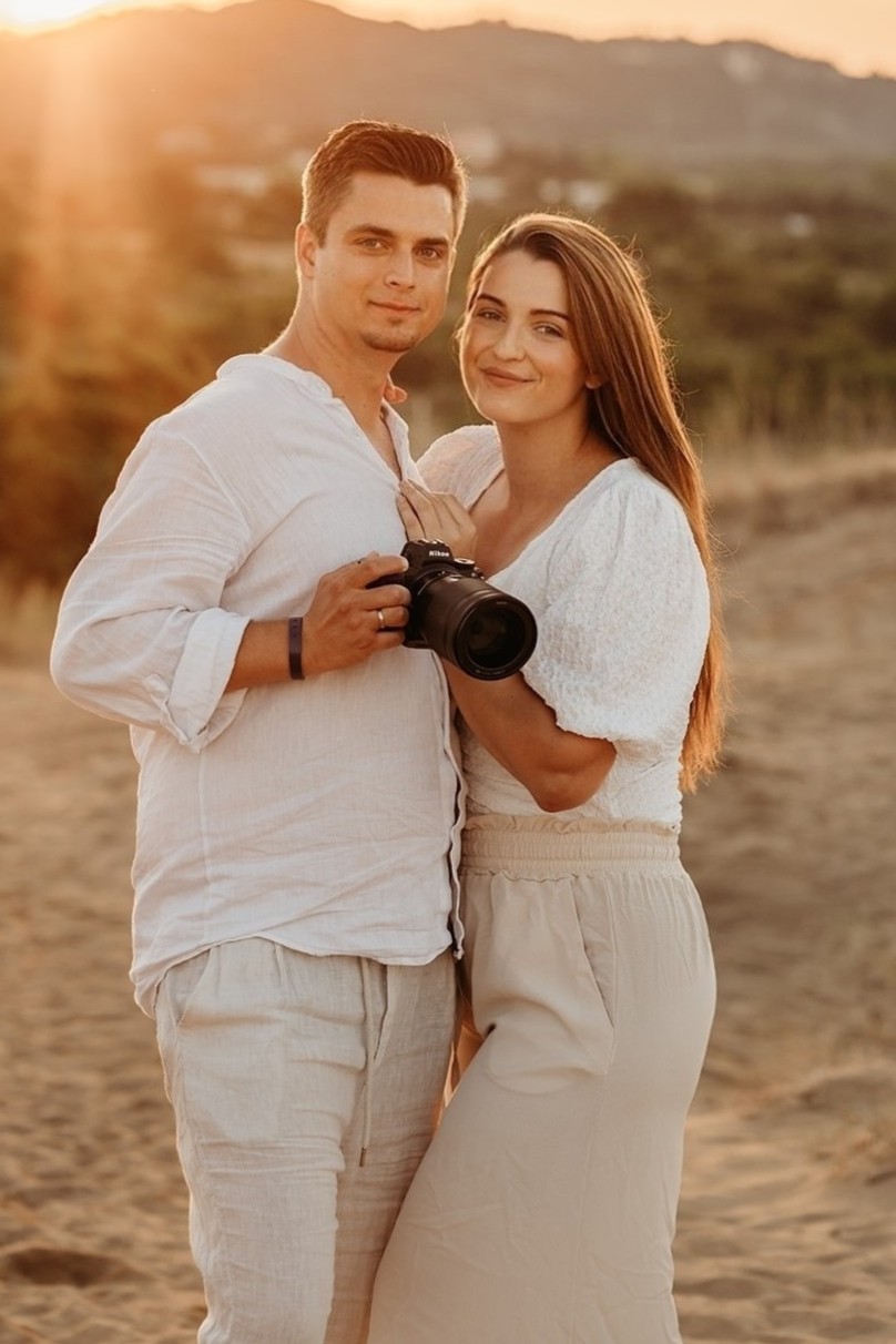 Patrick und Mariella machen nicht nur hinter der Kamera ein gutes Bild. Hier mit Kamera und sie lachen dem Betrachter freundlich entgegen.