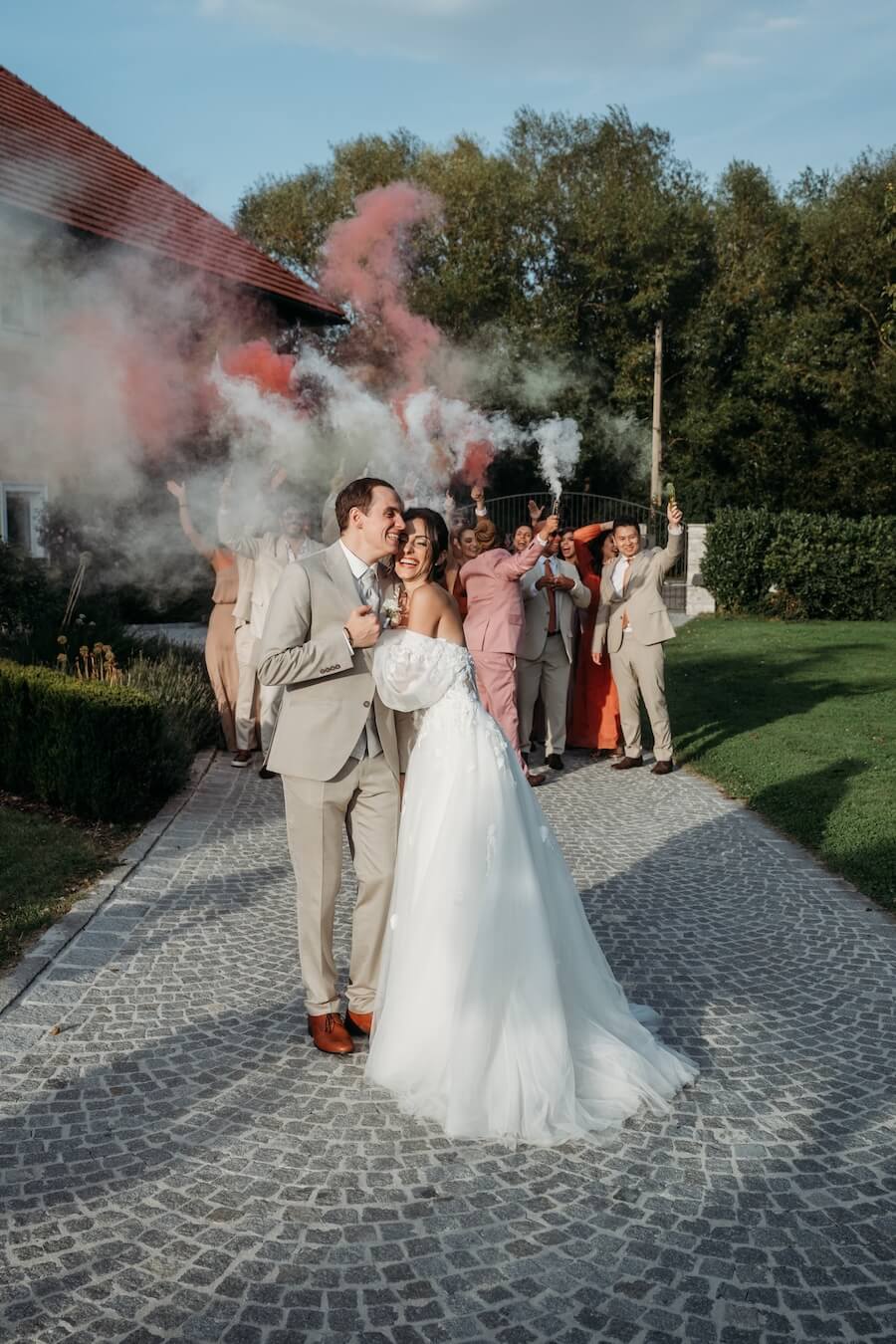 Gruppenfotos mit Rauchfakeln - Hochzeit am Oberbaugut