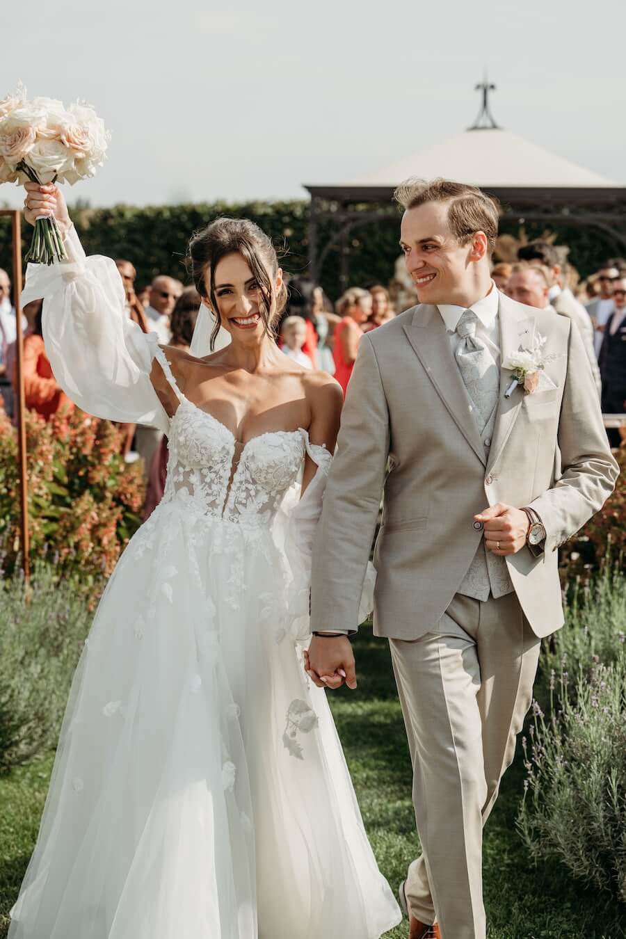 Freie Trauung Oberbaugut Auszug Brautpaar