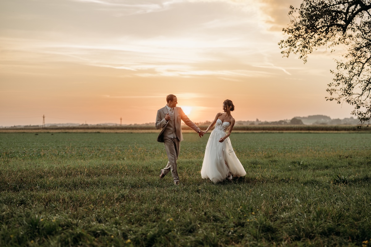 Hochzeit am Oberbaugut Oberösterreich Schnuhz Photography: Brautpaarfotos bei Sonnenuntergang