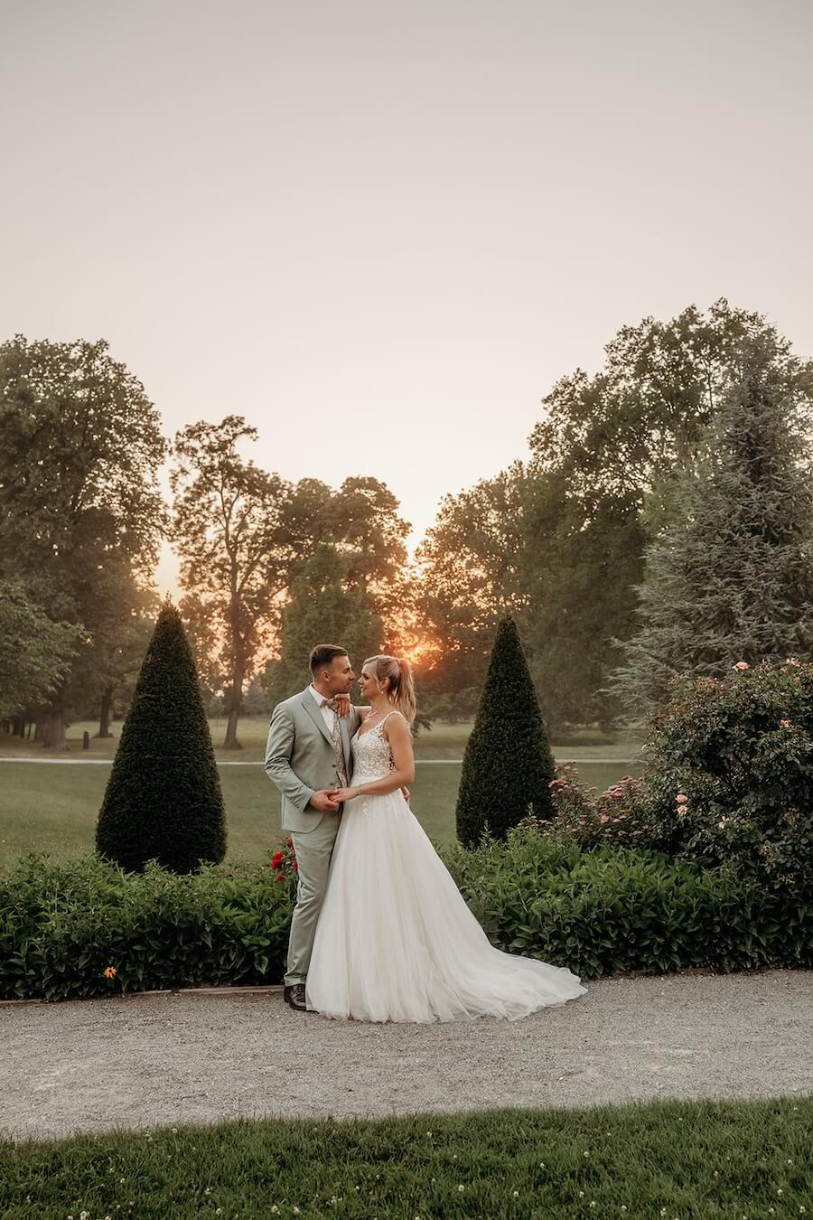 Schloss Eckartsau Hochzeit Brautpaarfotos bei Sonnenuntergang