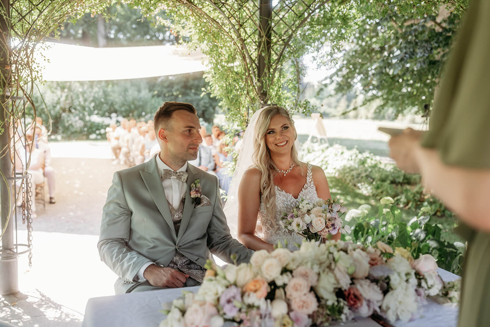 Trauung im Hochzeitspavillon im Schlosspark